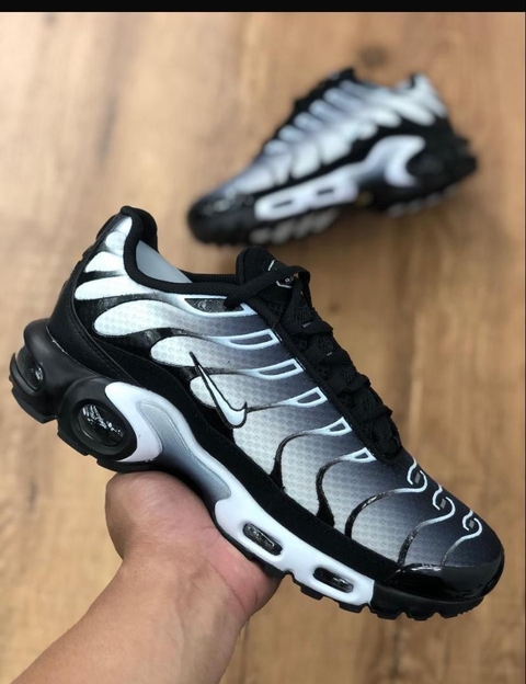 NIKE AIR MAX TN PLUS
