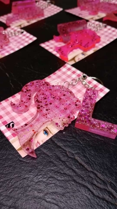 Llavero Barbie + inicial - souvenir de resina