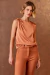 BLUSA DETALHE OMBRO - CARAMEL - comprar online