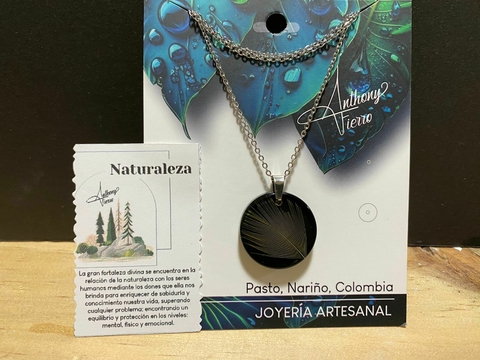 Collar con Pluma- Fondo Negro - Circular -