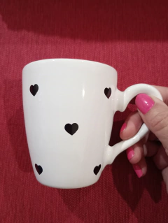 Taza bombe con corazones negros