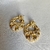 Brinco gomos dourado com detalhes de zirconias - comprar online