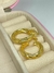Adicione um toque de sofisticação e estilo único ao seu visual com nosso Brinco Argola Dourada Trançada com Fecho. Este brinco é uma peça de destaque, projetada para elevar instantaneamente seu look com seu design elegante e acabamento dourado deslumbrant