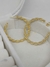Apresentamos o Brinco Argola Dourada Trançada M, uma semijoia que combina elegância, modernidade e sofisticação em uma peça única. Este brinco é uma interpretação contemporânea da clássica argola, elevando o seu estilo com uma trama delicada e charmosa.