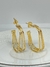Introduzindo o Brinco Dourado 3 Semi Argolas Vazadas, uma peça que combina elegância e modernidade em um design encantador. Este brinco apresenta três semi argolas delicadamente entrelaçadas e vazadas, criando um visual sofisticado e único. Feito para des