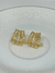 Apresentando o Brinco Dourado com 4 Semi Argolas com Cravejado, uma peça deslumbrante que combina a elegância das semi argolas com o brilho dos cristais. Cada semi argola é habilmente cravejada com cristais cintilantes, criando um visual sofisticado e mod