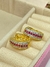 Adicione um toque de elegância e glamour instantâneo ao seu visual com o nosso Brinco Dourado Argola Mirian com Zircônia Rosa. Esta deslumbrante peça combina o estilo clássico da argola dourada com o brilho delicado das zircônias rosas, criando uma joia s