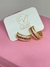 Adicione um toque de elegância e glamour instantâneo ao seu visual com o nosso Brinco Dourado Argola Mirian com Zircônia Rosa. Esta deslumbrante peça combina o estilo clássico da argola dourada com o brilho delicado das zircônias rosas, criando uma joia s