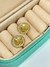 Encante-se com a sorte e o brilho do nosso Brinco Dourado Trevinho com Zircônias. Este brinco charmoso combina o design icônico do trevo de quatro folhas com o brilho cintilante das zircônias, criando uma peça elegante e cheia de estilo.