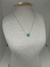Encante-se com a beleza singular deste deslumbrante colar dourado, uma semijoia que combina elegância e estilo de forma única. Este exuberante acessório apresenta um delicado ponto de luz em formato de coração, adornado por uma deslumbrante pedra verde qu