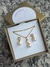 Banho em ouro 18k.
Hipoalergênica
Livre de níquel

Desperte a sua feminilidade com o encantador Conjunto Pérola Coração, uma expressão sublime de elegância e delicadeza. Este conjunto de colar e brincos é meticulosamente desenhado para adicionar um toque 