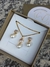 Banho em ouro 18k.
Hipoalergênica
Livre de níquel

Desperte a sua feminilidade com o encantador Conjunto Pérola Coração, uma expressão sublime de elegância e delicadeza. Este conjunto de colar e brincos é meticulosamente desenhado para adicionar um toque 
