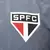 Camisa tricolor de treino masculina cinza do São Paulo FC com detalhes em vermelho e logo da New Balance.calleri-lucas-0scar