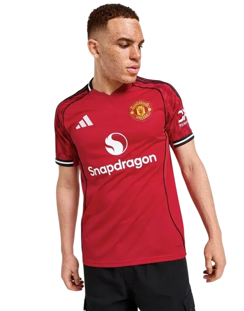 Camisa masculina Manchester United 25/26 na cor vermelha com detalhes em preto e branco, logo do clube e patrocinadores visíveis