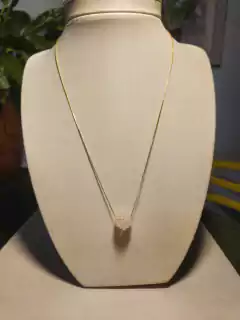 Colar Bolinha artesanal em quartzo rosa na corrente banhada a ouro