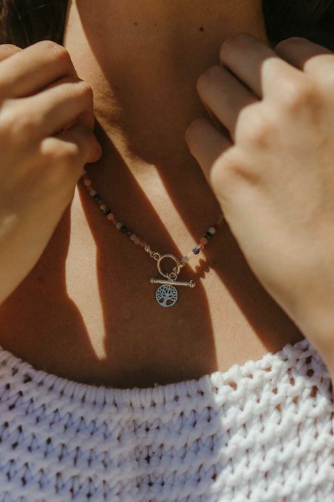 Colar com mix de pedras e pingente árvore da vida