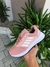 Tenis Vorax Rose/Branco com detalhes em risco.