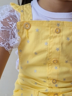Jardineira menina em sarja estrelas na internet