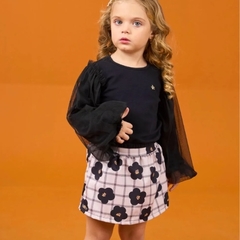CONJUNTO BLUSA COM MANGA SOBREPOSTA TULE E SHORTS SAIA EM SARJA LEVE ESTAMPADA na internet