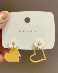 ARETES ASIMETRICOS CORAZÓN AMARILLO