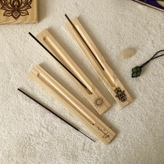 KIT ATACADO - INCENSÁRIOS REGUA EM MADEIRA PINUS COM GRAVAÇÃO A LASER - 25x3.5cm - comprar online