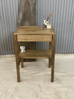 Mesa de luz de álamo con estante