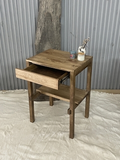 Mesa de luz de álamo con estante en internet