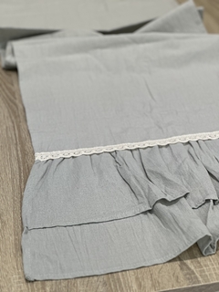 Camino con volado gris perla - comprar online