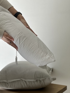 Almohadon ciruclos gris 30x50 cm en internet