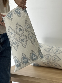 Almohadon flor celeste 30x50 cm - comprar online