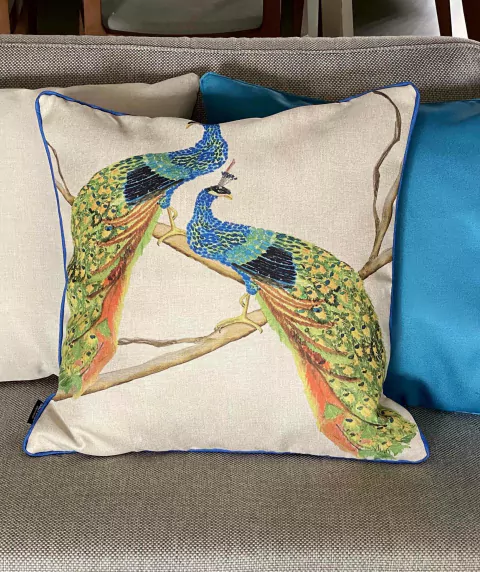 CAPA DE ALMOFADA REF G37.1 ARTE 50X50CM EM LINHO, VIVO EM AZUL OU VERDE, LADO AVESSO LISO DA COR DO VIVO, ESTAMPA AUTORAL PINTADA EM AQUARELA,   ISSO É DESIGN.