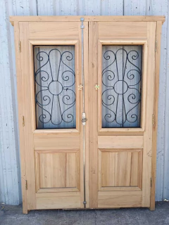 Imagen de Puerta De Frente De Madera Antigua con rejas Cod.12607 Chapasusadas