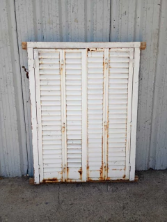 Imagen de Ventana de madera antigua con celosias Cod.13399