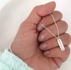 Colar pingente plaquinha arredondada
