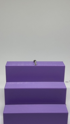 Piercing tracinho cravejado trágus