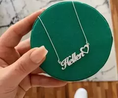 Colar nome personalizado fonte tradicional com adereço - comprar online