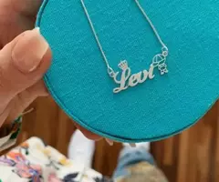 Colar nome personalizado fonte tradicional com adereço na internet