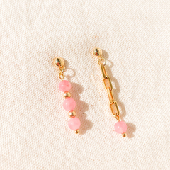 Brinco Assimétrico Jade Rosa (banho ouro)