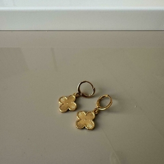 Brinco Trevo Dourado na internet