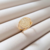 Anel São Bento em dourado com zircônia, apresentando uma medalha com a imagem de São Bento.