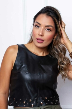 Cropped preto com ilhoses Silvia
