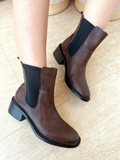 Bota Chelsea Marrom Texturizado
