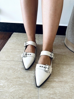 Sapatilha Bico Fino Fivelas Off White