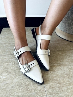 Sapatilha Bico Fino Fivelas Off White - Ciliegie Sapatos