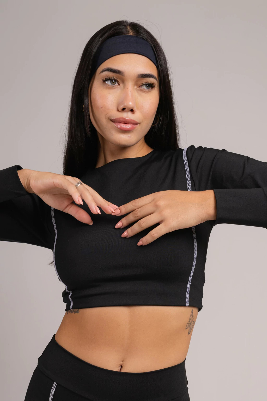 Cropped Manga Longa Preto La Loba Brenda