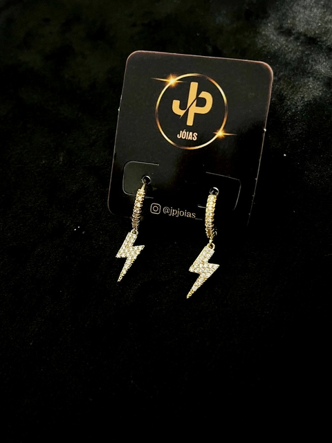 Brinco Raio cravejado ice relâmpago banho de ouro 18k 2.0