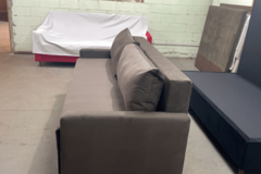 Lateral do luxuoso sofá-cama Ápice 3 em 1, destacando seu design sofisticado e confortável.