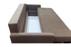 Sofá-cama Ápice 3 em 1 em cor marrom, destacando o design funcional e o espaço do baú para armazenamento.