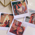 Quatro fotos polaroid mostrando casais em momentos românticos e descontraídos, dispostas sobre uma superfície clara.