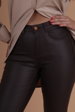 Calça skinny resinada